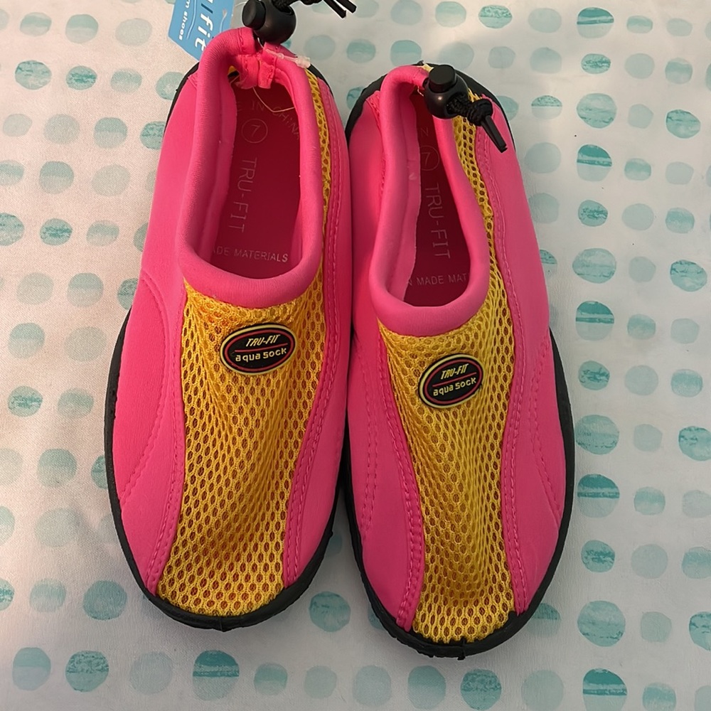 🌼 NWT Tru-Fit swim shoes size 7